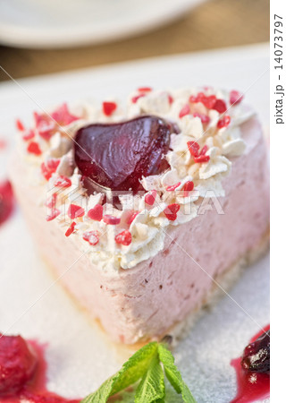 heart-shaped valentine cake 14073797