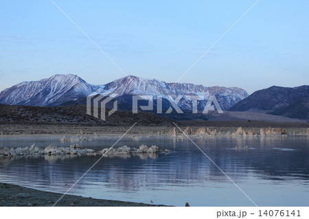 早朝のモノ湖 14076141