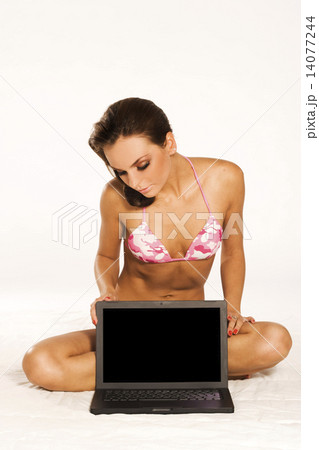 girl with laptop 14077244