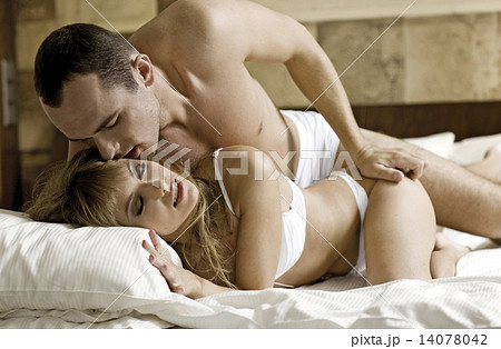 young couple in bed 14078042