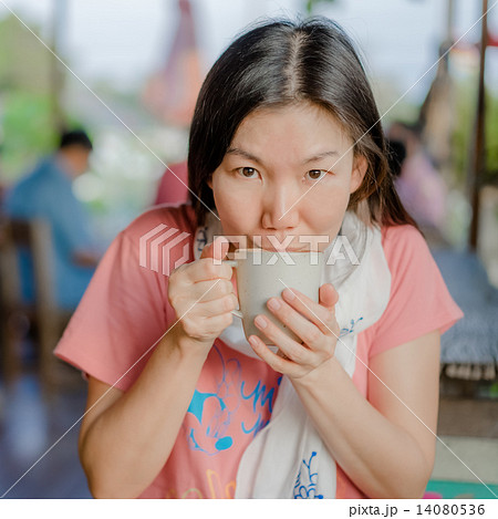 chinese women drinking coffee chinese women drinking coffee 14080536