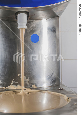 Machine mixing chocolate Machine mixing chocolate 14082950