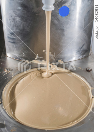 Machine mixing chocolate Machine mixing chocolate 14082951