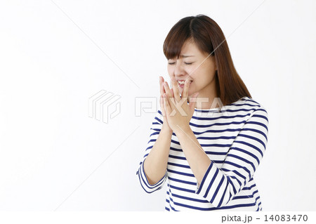 くしゃみする女性 14083470