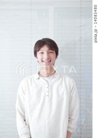 白いシャツの男性 14083480