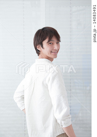 白いシャツを着た男性の写真素材 14083491 Pixta