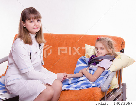 Doctor holding a sick child's hand 14083967