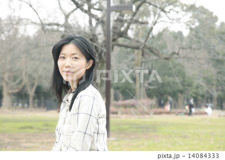 公園の女性 公園の女性 14084333