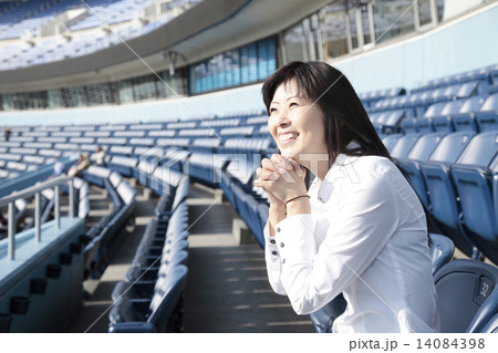 球場の女性 球場の女性 14084398