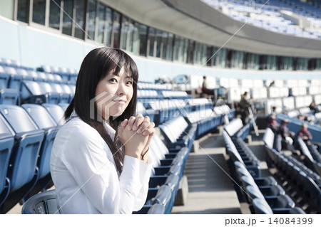 球場の女性 球場の女性 14084399