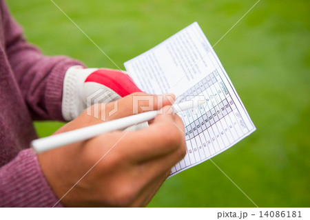 Golfer writing his points in paper Golfer writing his points in paper 14086181
