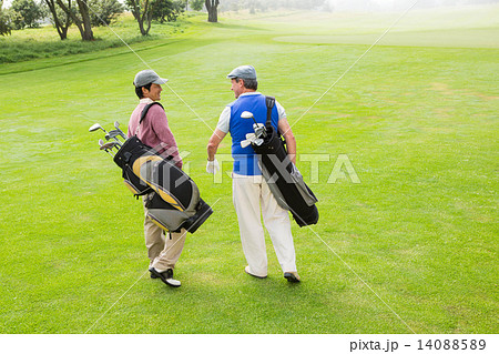 Golfer friends walking and chatting 14088589