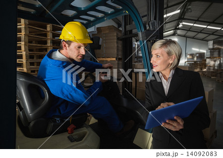 Forklift driver talking with his manager 14092083