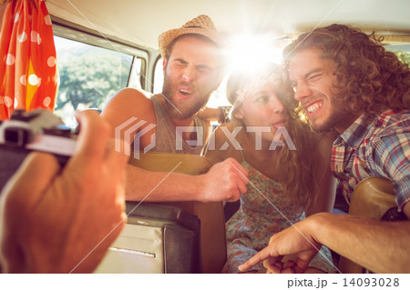 Hipster friends on road trip 14093028