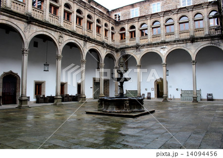 パラドールのパティオ　サンティアゴ・デ・コンポステーラ　スペイン 14094456
