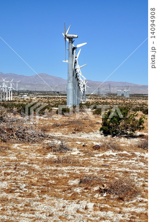 カリフォルニア　Palm Springs近郊の風力発電 14094908
