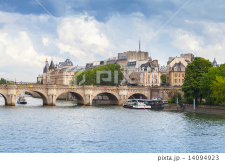 Cite Island and Pont Neuf, Paris, France 14094923