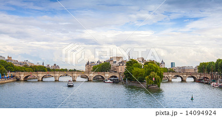 Panoramic rhoto of Cite Island and Pont Neuf, Paris 14094924