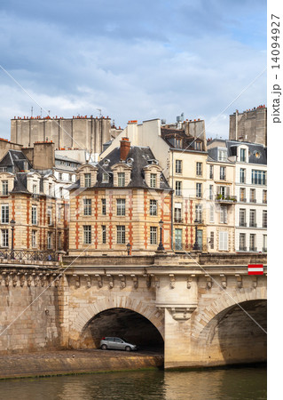 Pont Neuf. The oldest bridge across the Seine river 14094927