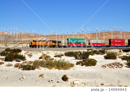 カリフォルニア　Palm Springs近郊の風力発電と長距離列車 14094943