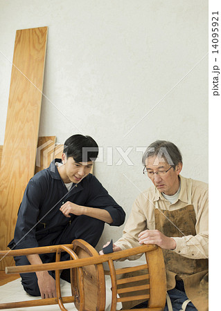 シニアと若者 14095921