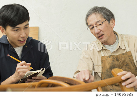 シニアと若者 14095938