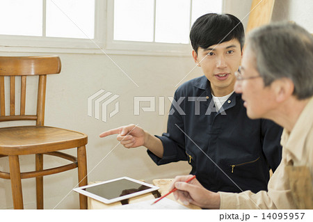 シニアと若者 シニアと若者 14095957