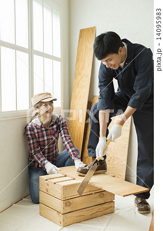 シニアと若者 14095983