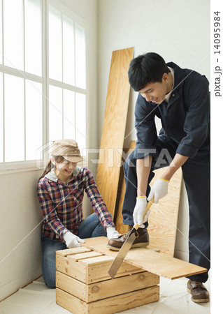 シニアと若者 14095984