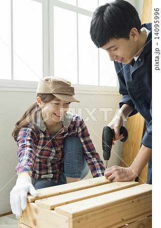 シニアと若者 14095996