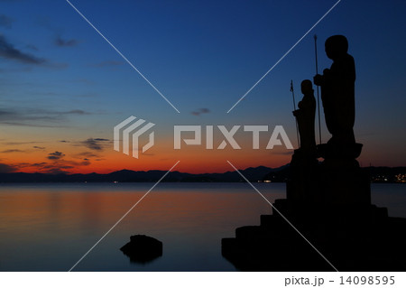 宍道湖の夕景と袖師地蔵 14098595