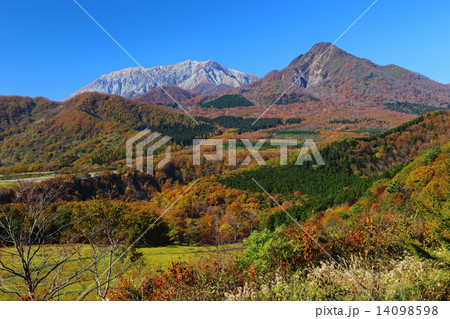 鬼女台からの大山と紅葉の写真素材