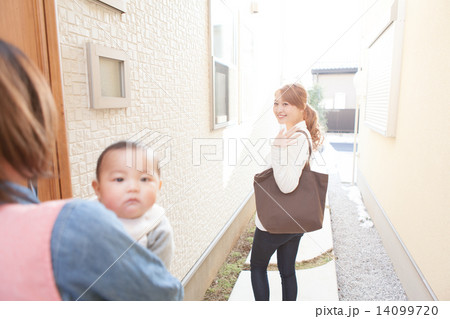 strong woman　six months old 14099720