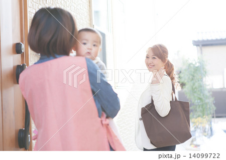 strong woman　six months old 14099722
