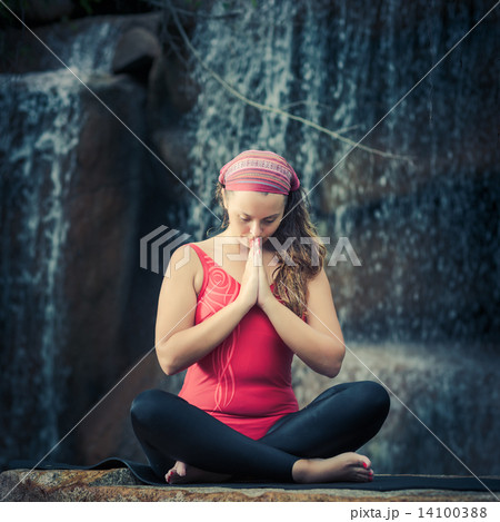 Sukhasana 14100388