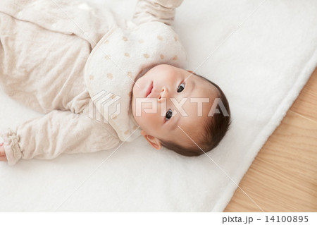 strong woman　6 months old 14100895