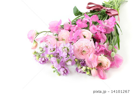 ラナンキュラスとストックとスイートピーの花束 横 全体 左向き の写真素材