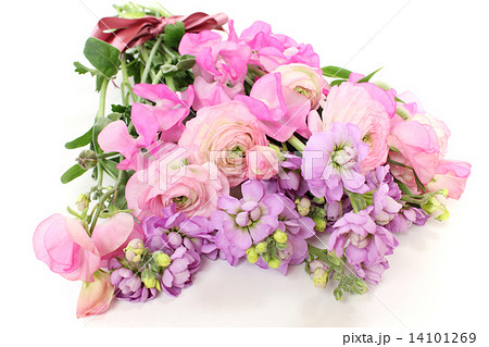 ラナンキュラスとストックとスイートピーの花束(横 全体 右向き) ラナンキュラスとストックとスイートピーの花束(横 全体 右向き) 14101269