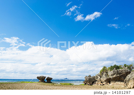 沖縄の海・本部町から望む伊江島 14101297
