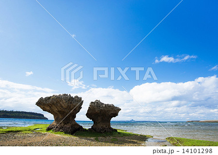 沖縄の海・本部町から望む伊江島 14101298
