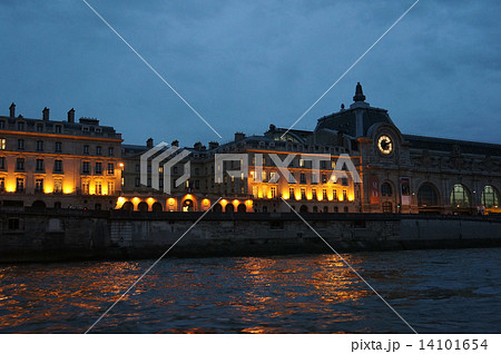 パリのセーヌ川から見たオルセー美術館 パリのセーヌ川から見たオルセー美術館 14101654