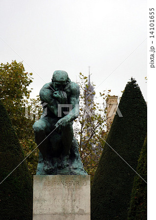 パリのロダン美術館の考える人像 14101655