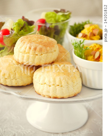 2種類のサラダとアメリカンビスケット盛り合わせ(横位置) 2種類のサラダとアメリカンビスケット盛り合わせ(横位置) 14101812