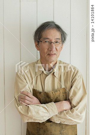 シニアと若者 14101864