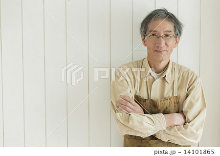 シニアと若者 14101865