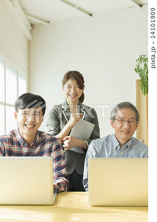 シニアと若者 シニアと若者 14101909