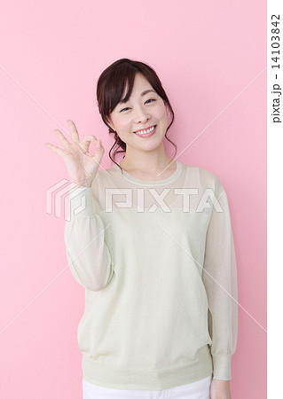 オッケーをする女性　 14103842