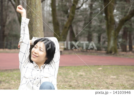 公園の女性 14103946