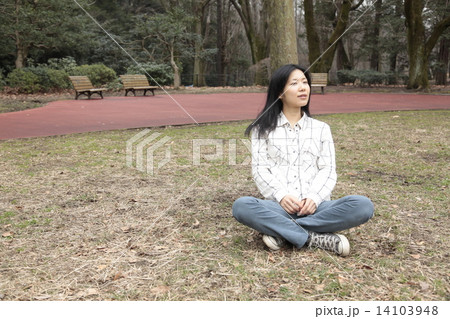 公園の女性 公園の女性 14103948