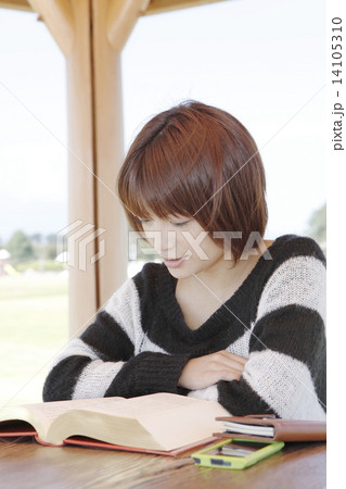 読書が趣味の若い女性 14105310